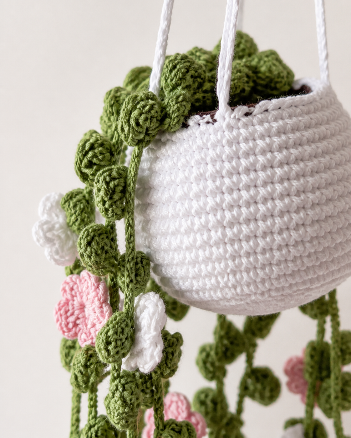 Maceta decorativa de crochet colgada en un espacio interior