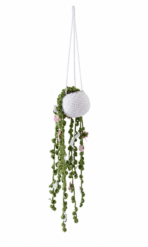 Detalle de la maceta blanca y las flores tejidas a crochet