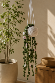 Detalle de las enredaderas y flores de la maceta de crochet